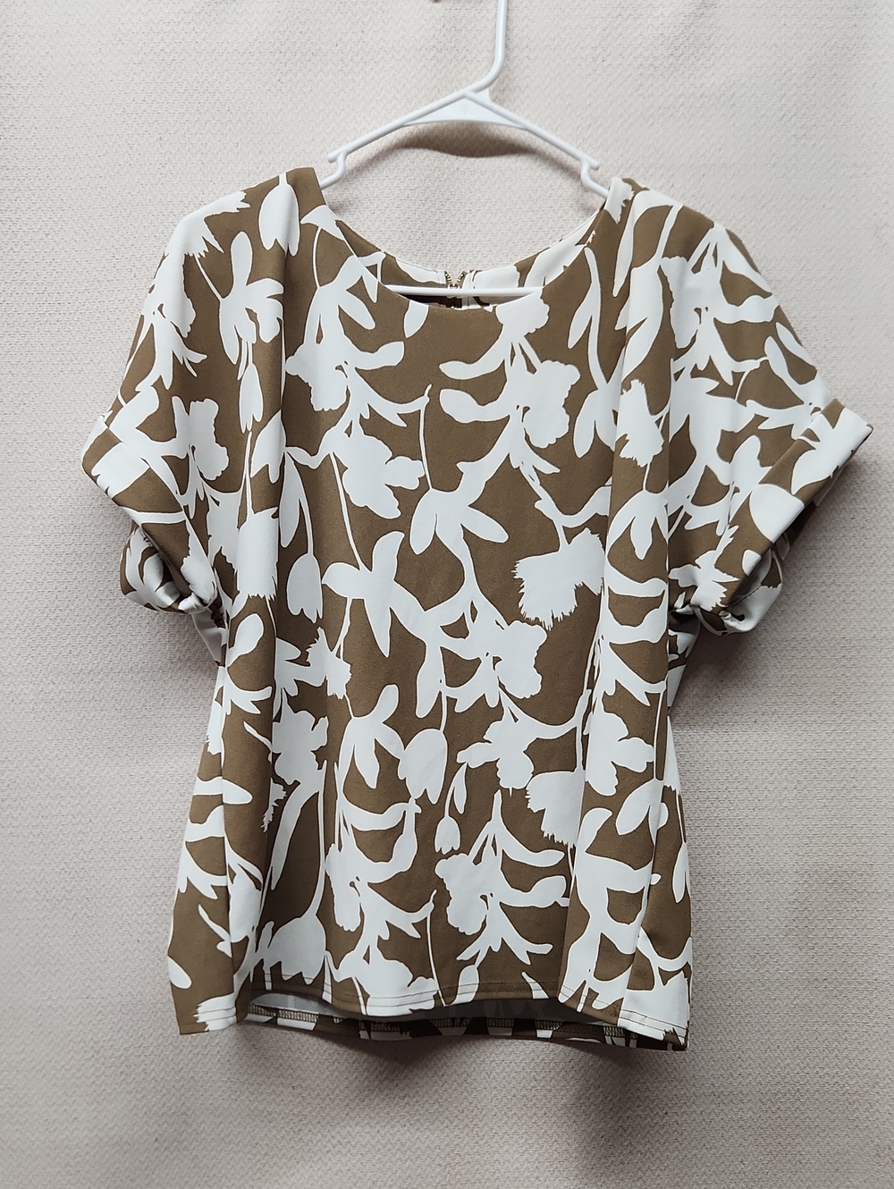 MELLODAY Taupe and White Floral Short Sleeve Top